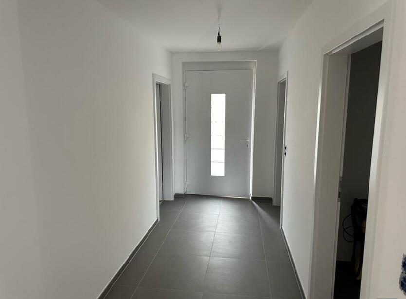 EG Wohnung mit Küche & 2 Stellplätzen in 54441 Ayl zu vermieten.
