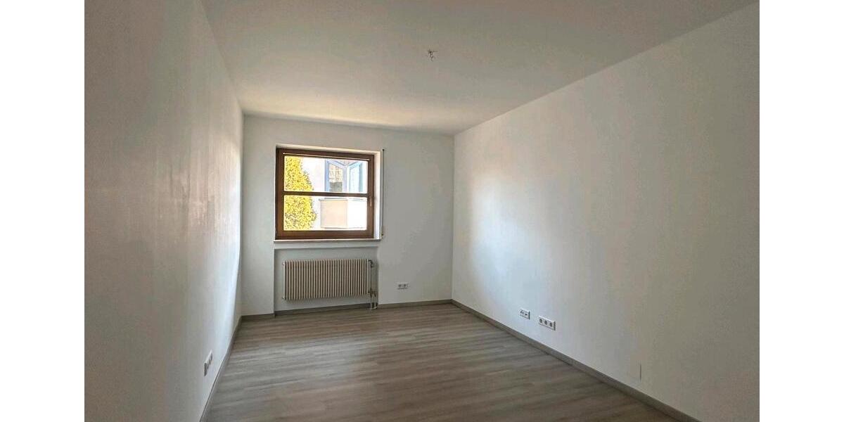 Etagenwohnung Sennfeld - 4 Zimmer, 104 m&sup2;, 1.100&euro; | Angebot:26626274