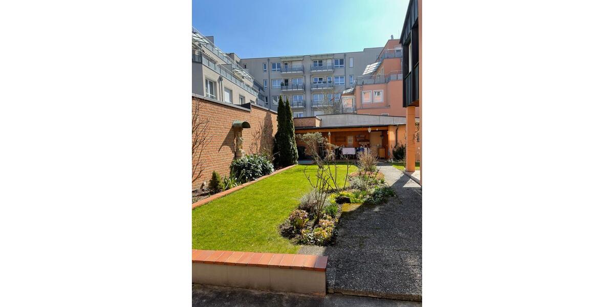 Charmante Altbauwohnung in zentraler Lage – mit Balkonen, Garage 2 zimmer