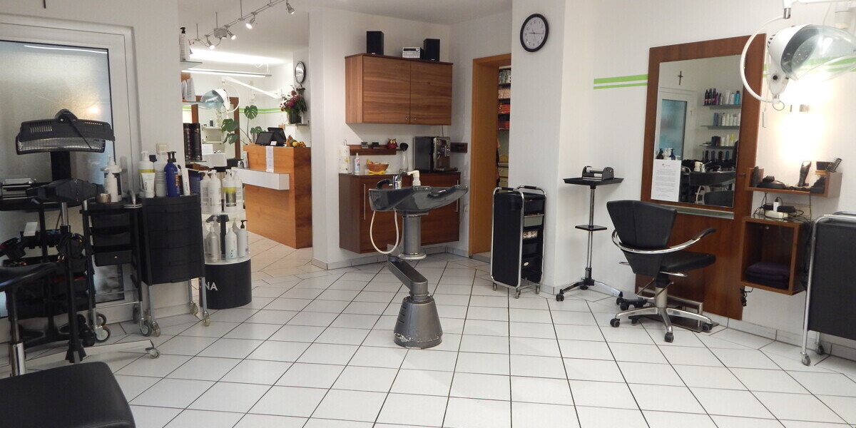 Voll ausgestatteter Friseursalon in 83416 Saaldorf - Parkplätze vor dem Haus! Frei ab 01.04.2026 - Gewerbeobjekt Saaldorf-Surheim Surheim | Angebot:23165437