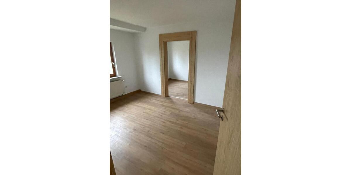 schöne, frisch renovierte 6-Zimmerwohnung zu vermieten 6 zimmer