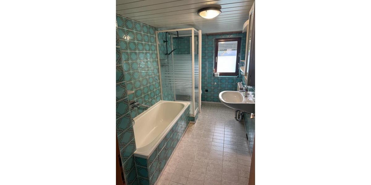 Einfamilienhaus mit 2 Garagen und großem Garten in Struthütten 6 zimmer