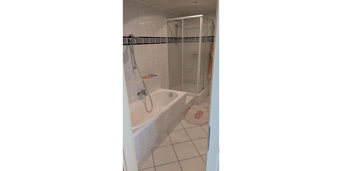 Etagenwohnung Lage - 4 Zimmer, 160 m&sup2;, 1.350&euro; | Angebot:25908425