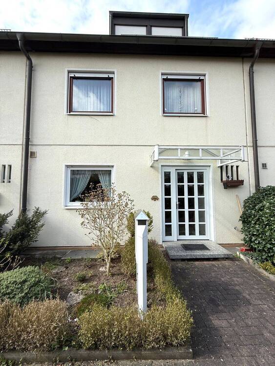 Reihenmittelhaus mit 7 Zimmern, Hobbykeller, Partykeller und ausgebauten DG zu vermieten