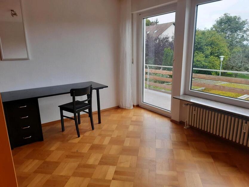 großes teilmöbliertes WG Zimmer mit Balkon