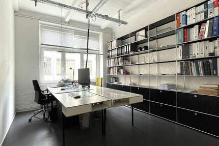 Freie Arbeitsplätze in hellem Büroloft zimmer