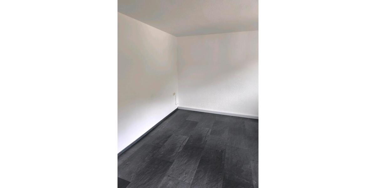 Helle 3-Zimmer-Wohnung mit Balkon – 90 m2 im Erdgeschoss 3 zimmer