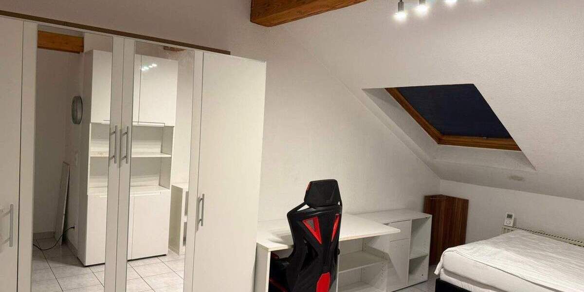 Charmante Dachgeschosswohnung mit sichtbaren Holzbalken - ruhig & zentral gelegen 2 zimmer