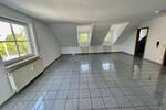 Helle DachWohnung mit Balkon EBK und PKW-Stellplatz!
