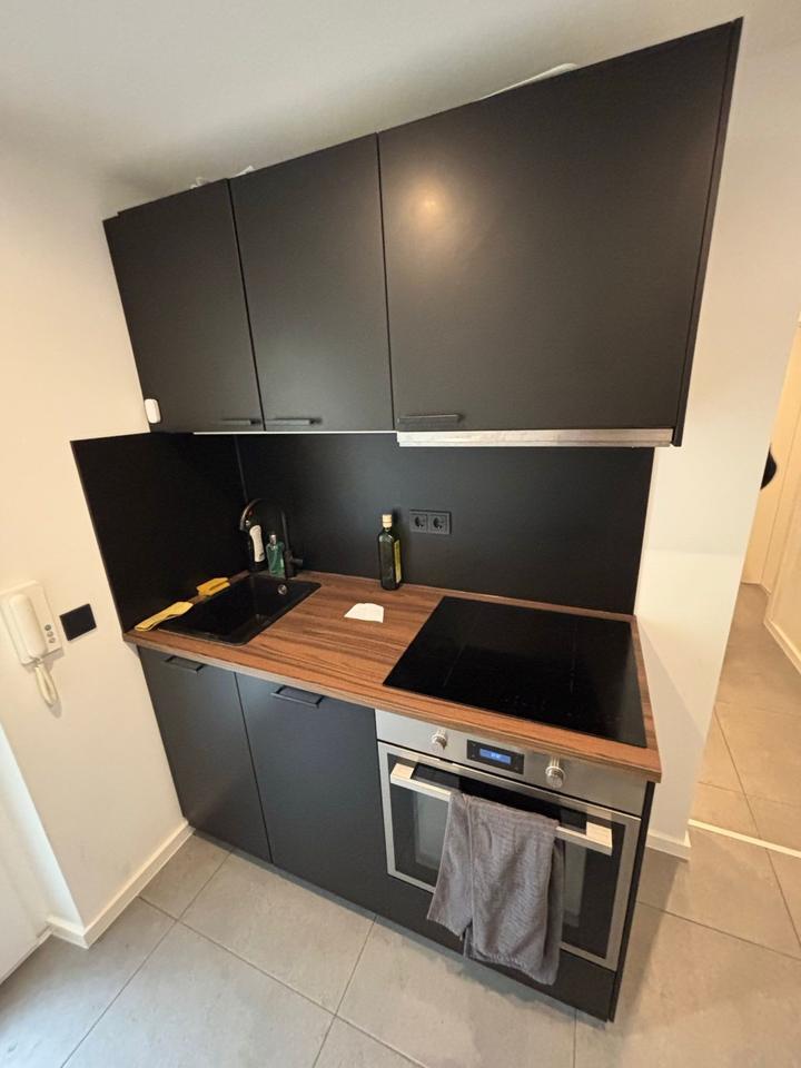 Modern Möbliertes WG-Zimmer bis Dezember!