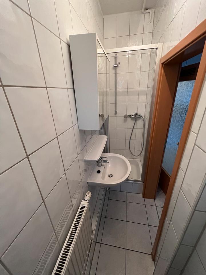 Sehr großes Zimmer mit großem Bett und Schrank