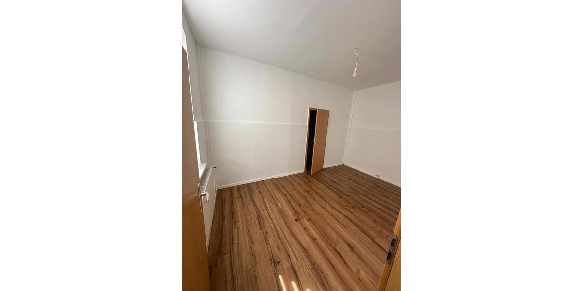 Erdgeschoßwohnung Flöha - 3 Zimmer, 725 m&sup2;, 450&euro; | Angebot:25903580