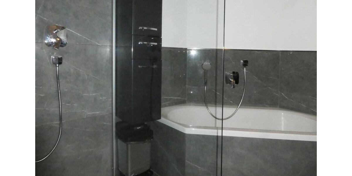 AUMÜLLER-Immobilien - Moderne energiesparsame 4-Zi-EG-Wohnung mit überdachtem Balkon und Carport 4 zimmer