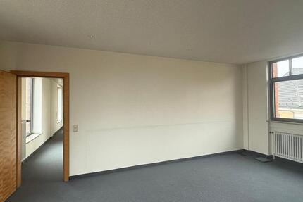 Gewerbeflächen in zentraler Lage – Gesamtfl. ca. 230 m² im 2. OG – barrierefrei mit Aufzug – Tiefgarage - gute Erreichbarkeit zimmer