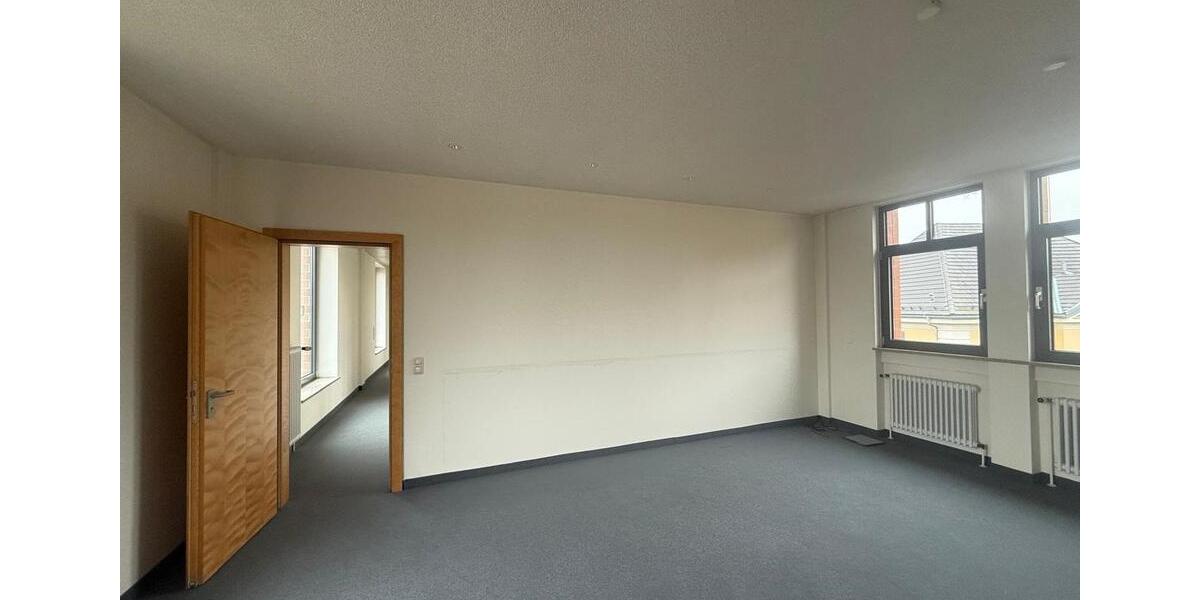 Gewerbeflächen in zentraler Lage – Gesamtfl. ca. 230 m² im 2. OG – barrierefrei mit Aufzug – Tiefgarage - gute Erreichbarkeit zimmer