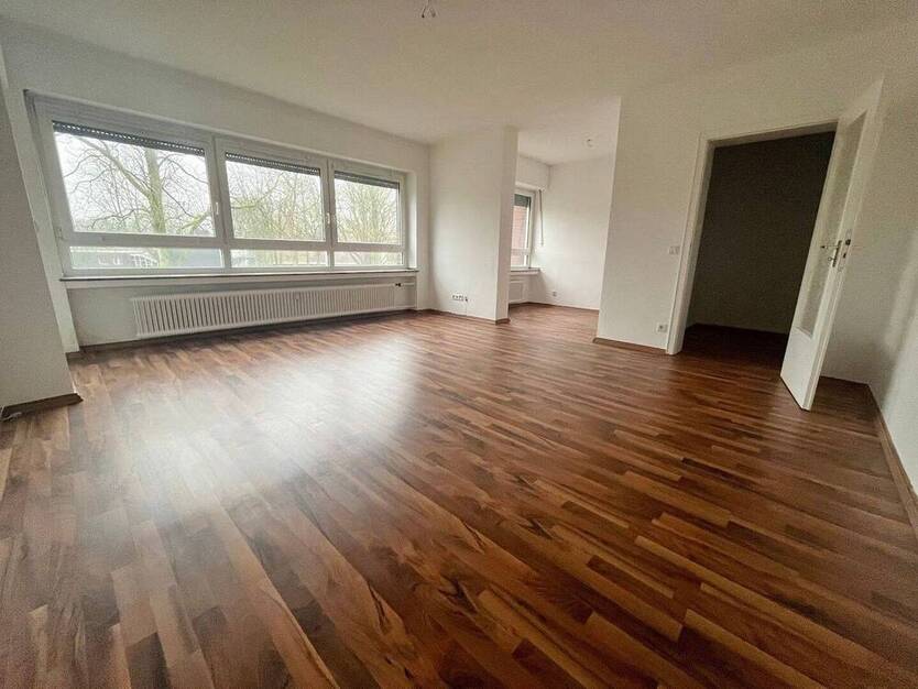 Großzügige 4-Zimmer-Wohnung mit Balkon im EG!