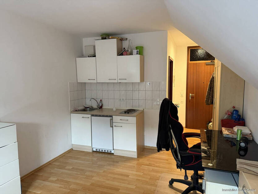 Studenten aufgepasst! Schöne 1-Zimmerwohnung im DG in zentraler Lage