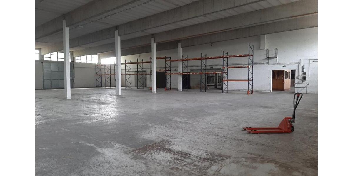 Gewerbehalle, Produktions- oder Lagerhalle mit Büro zimmer