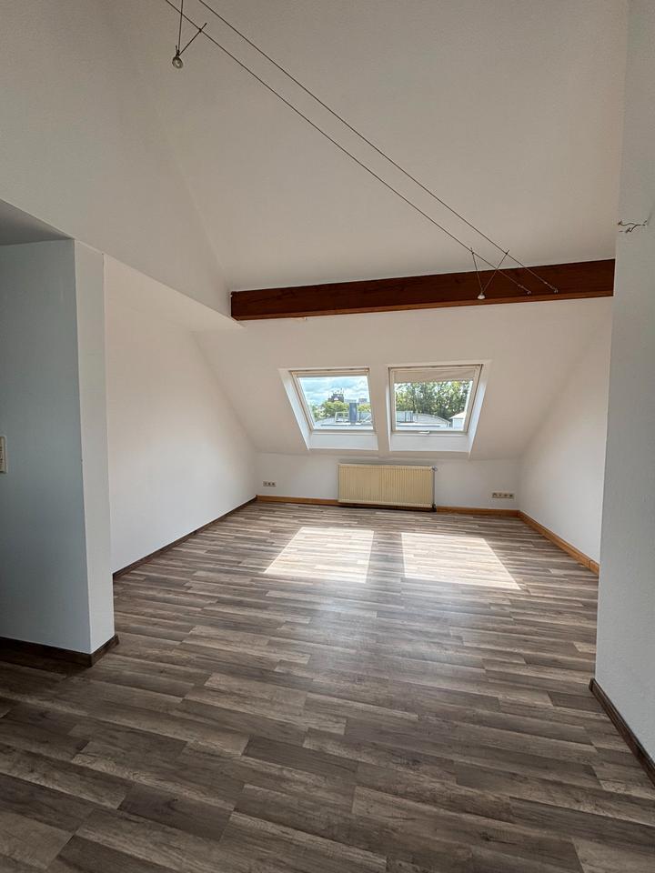 Charmante Dachgeschoßwohnung mit Ausblick über Saarbrücken