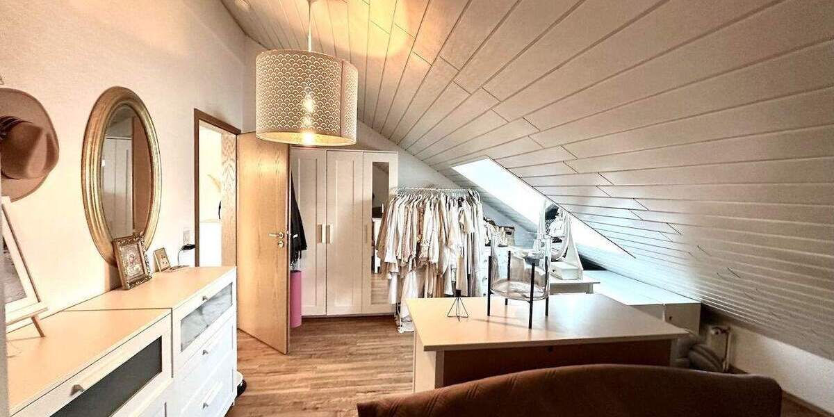 Gut geschnittene Dachgeschosswohnung in beliebter Wohnlage 2 zimmer