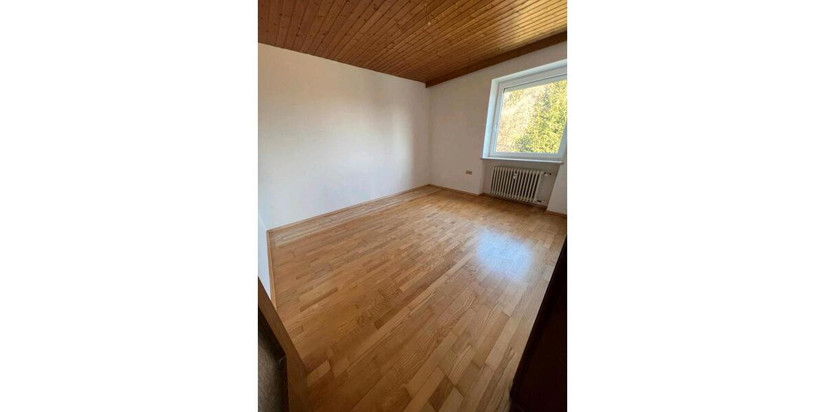 Hochparterre Bruckberg - 5 Zimmer, 120 m&sup2;, 1.200&euro; | Angebot:26444208