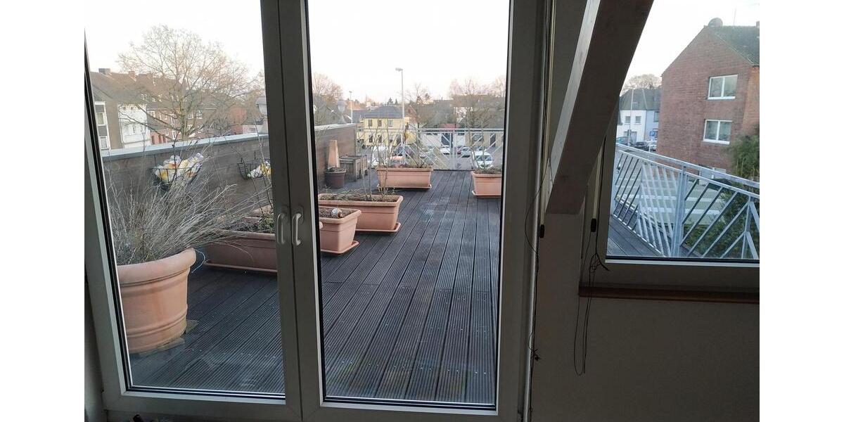 Hochwertiges PENTHOUSE mit 40 qm Süd-Dach-Terrasse, Einbau-Küche und -Schänken, Parkett 2.5 zimmer