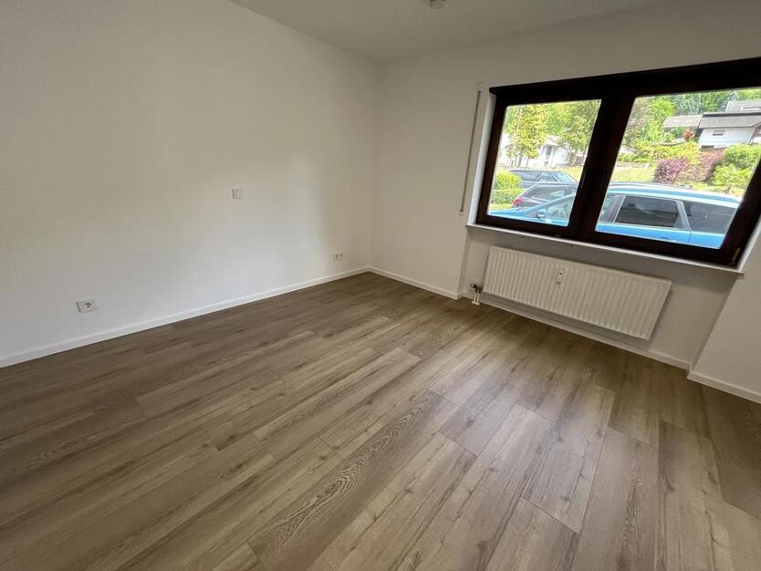 Kernsanierte 2,5-Zi-Wohnung mit EBK, Balkon und Garage