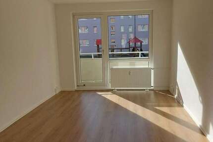 *Hochwertig sanierte 3-Raum-Wohnung mit Balkon in ruhiger Lage *