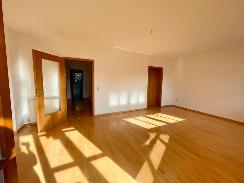 Sonnige 2-Zimmer Wohnung mit Balkon, EBK + Gartenanteil