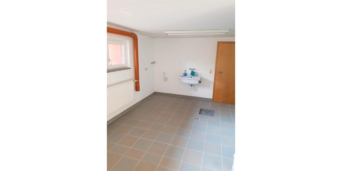 Einfamilienhaus Vohenstrauß - 7 Zimmer, 220 m&sup2;, 1.800&euro; | Angebot:26408409