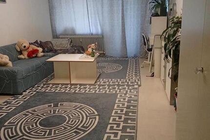 Großes WG-Zimmer (ca. 30 m²) mit Balkonzugang in 3er-Frauen-WG 1 zimmer