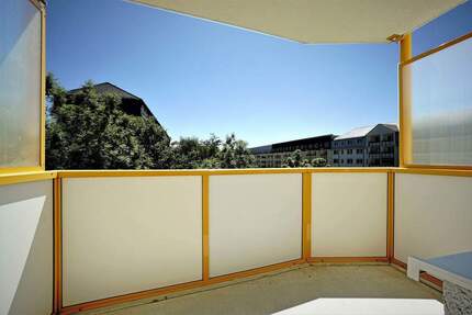 großzügige Balkonwohnung mit Aussicht, Spielplatz und Einkaufsmöglichkeiten vor Ort 3 zimmer