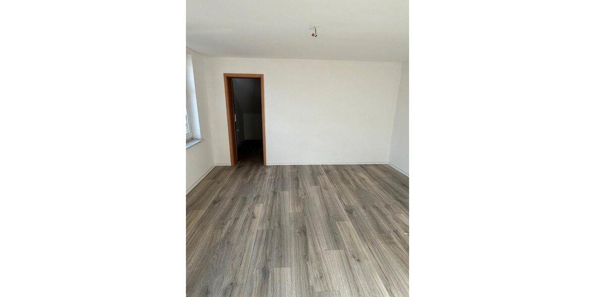 Dachgeschoßwohnung Oelsnitz (Erzgebirge) - 2 Zimmer, 42 m&sup2;, 239&euro; | Angebot:26429312