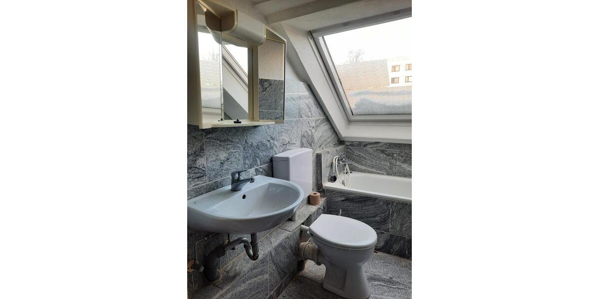 Kleine 3 Zimmer Dachgeschosswohnung in Hannover Doehren 3 zimmer