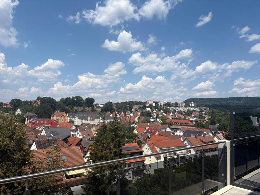 Neubau: 2,5-Zimmer-Wohnung in Aalen mit EBK, Balkon & Carport