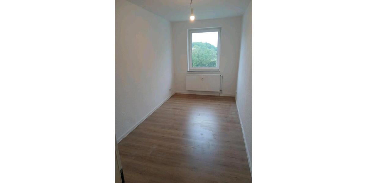 Erdgeschoßwohnung Halbe - 3 Zimmer, 74 m&sup2;, 750&euro; | Angebot:24979372