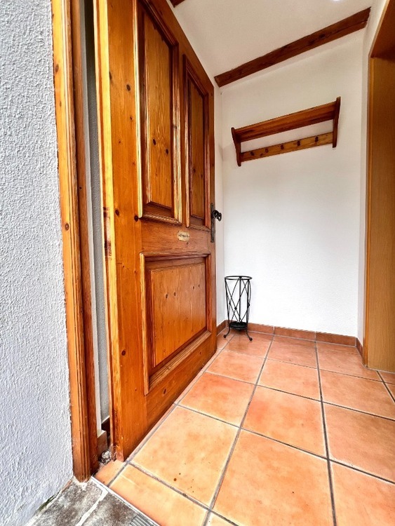 Praxis Ortsrand Singen mit 6 Räumen, 2 Eingängen & 8 Stellplätzen – Gewerberäume zimmer