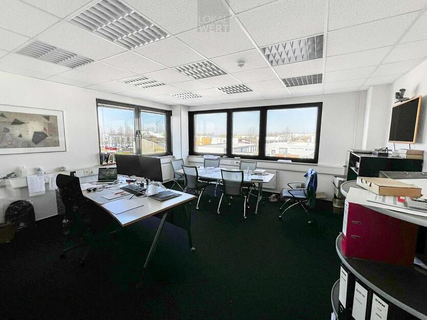 Attraktive Büroflächen im Gewerbegebiet mit Stellplätzen und Aufzug