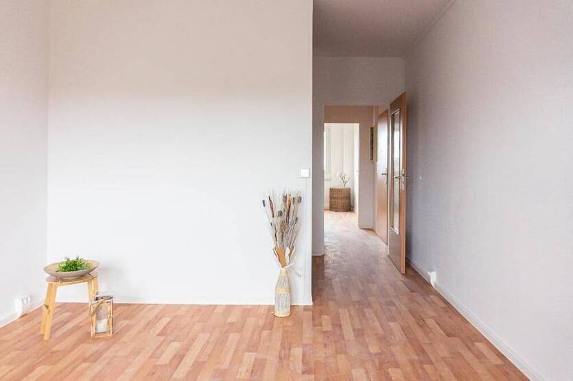 2-Raum-Wohnung mit Badewanne und offener Küche