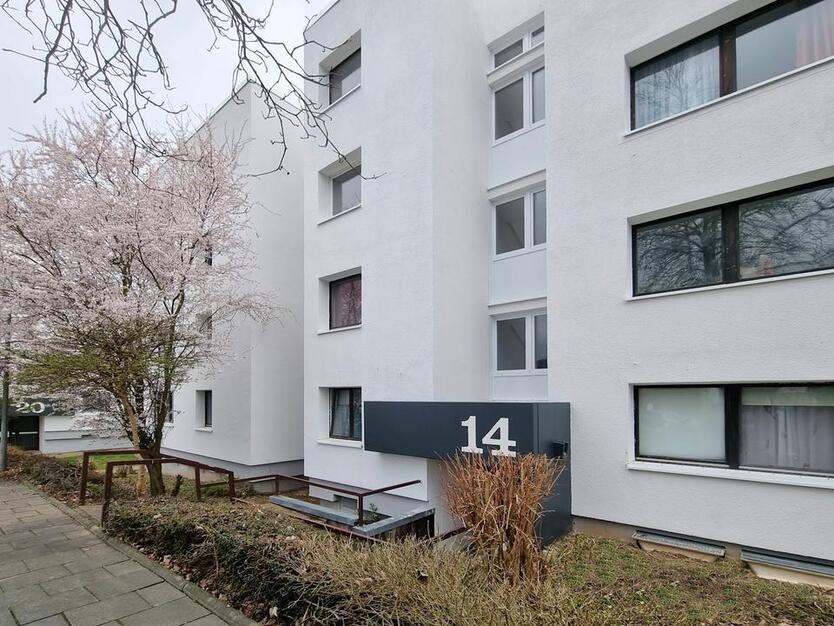 Gut geschnittene 2-Zimmer-Wohnung mit Balkon in gepflegtem Zustand zimmer