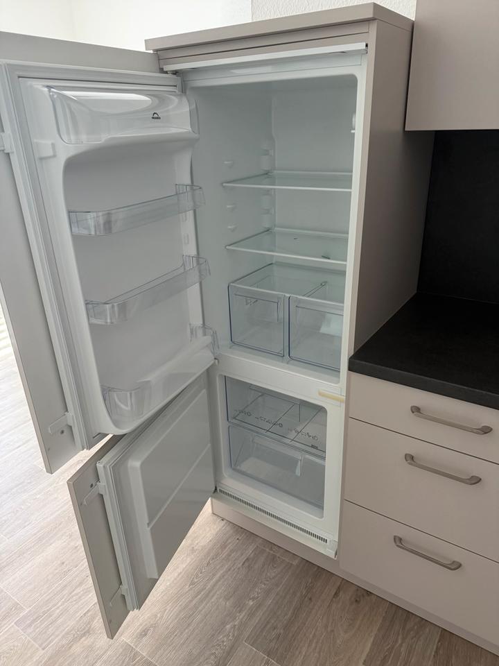 schönes helles Büro, gut gelegen mit Möglichkeit zur Übernachtung
