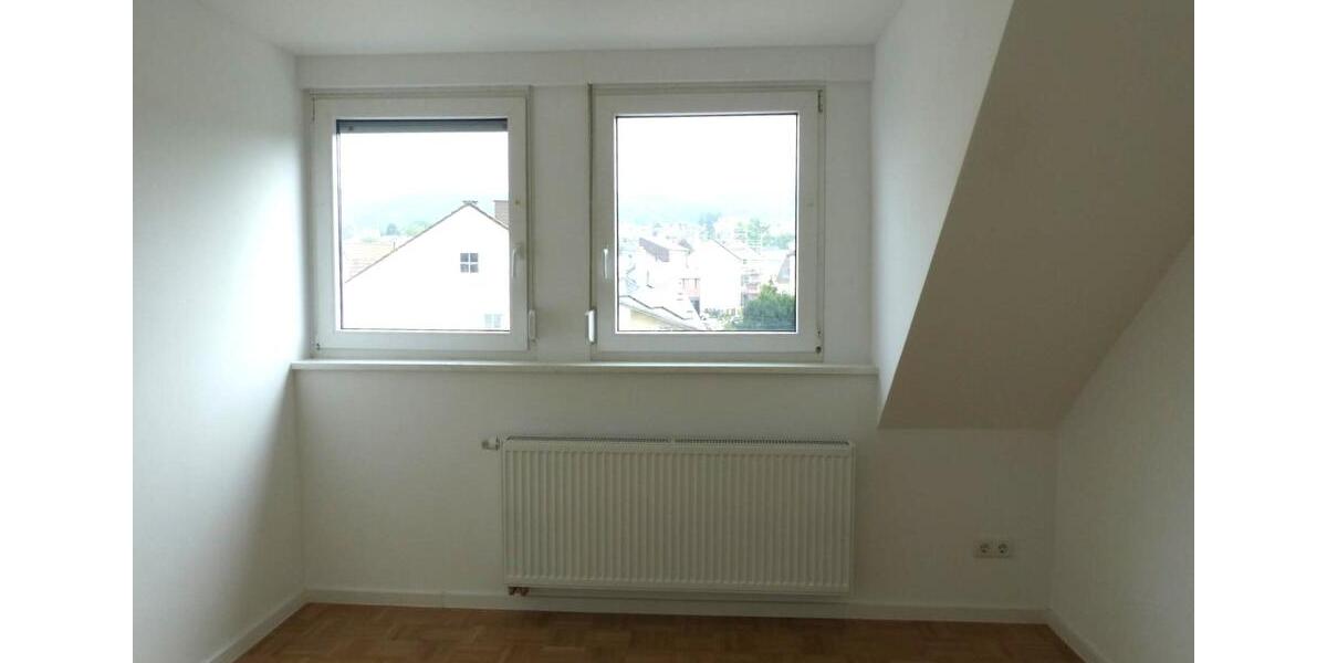 Helle, modernisierte 3-Zimmer Wohnung im DG mit Garage 3 zimmer