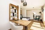 Penthouse-Feeling mit Blick auf den Hünerberg: 1-Zimmer Studio mit Dachterrasse, EBL und Möbel zimmer