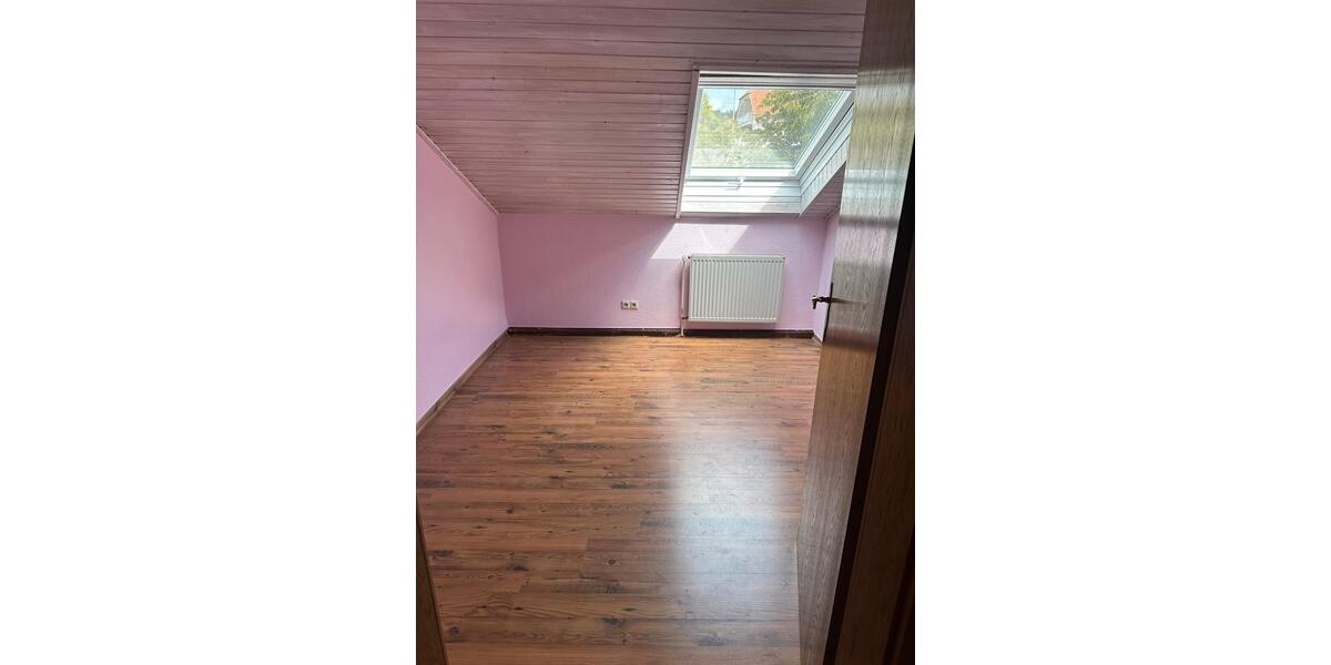 Dachgeschoßwohnung Nüsttal - 4 Zimmer, 90 m&sup2;, 900&euro; | Angebot:26455967