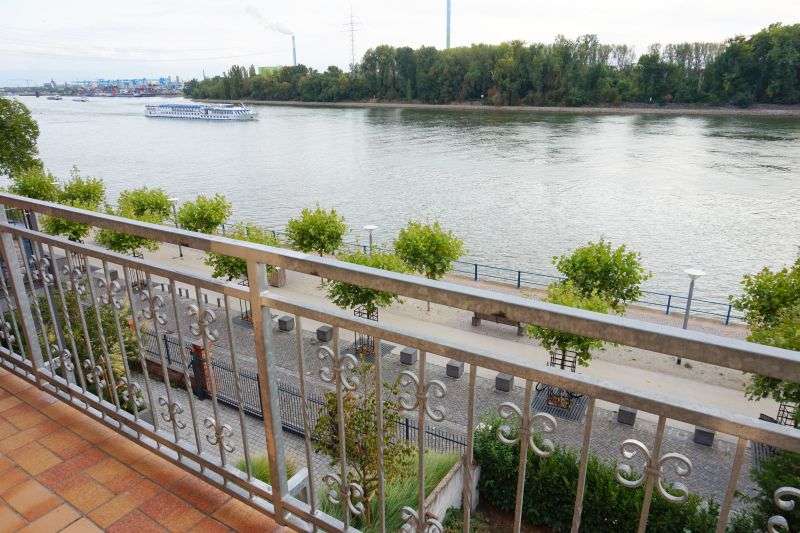 Einfamilienhaus Wiesbaden Biebrich - 11 Zimmer, 300 m&sup2;, 3.770&euro; | Angebot:26589432