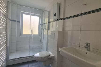Ab 12.2025! Familienfreundliche, vollständig renovierte 4-Zi.- Erdgeschosswohnung mit Balkon zimmer