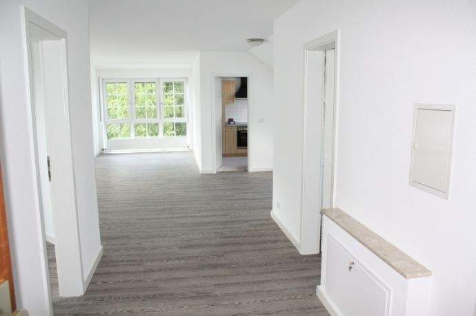 Top renovierte Dachgeschoss Wohnung mit großer Loggia und Balkon! 3 zimmer