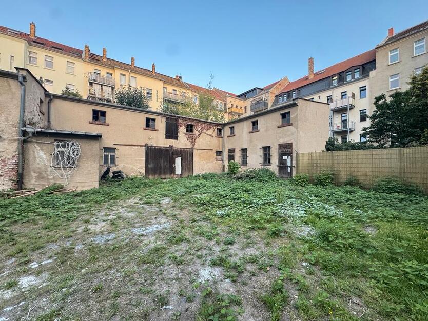 250 m² Lager + 600 m² Freifläche mit 10–15 Stellplätzen
