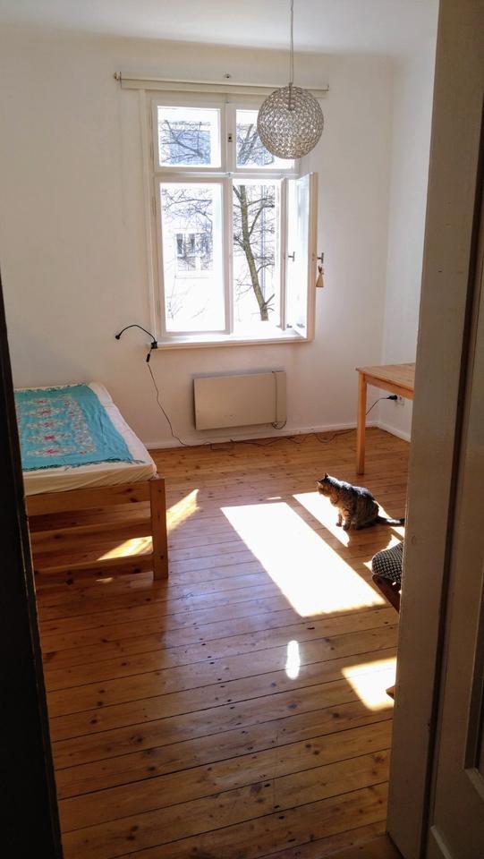 ab sofort helles Zimmer (für Pendlerin) in Frauen WG