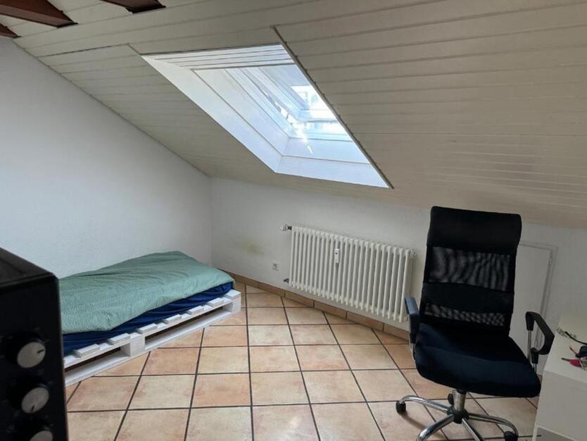 Zentral gelegene Wohnung mit 15 m² im vierten Stock zimmer